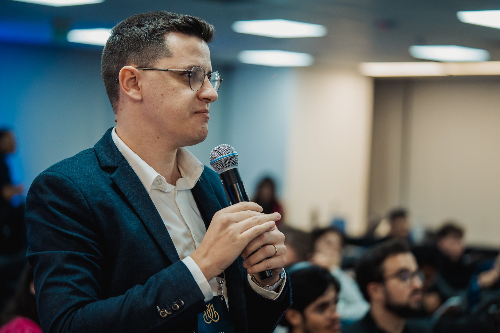 João Lima falando ao microfone em um evento